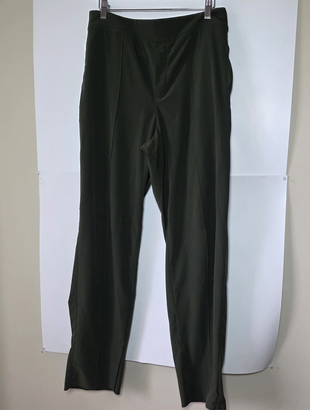 Athleta Green Pants Straight Leg Zipper Side Pockets Granola Athleisure Travel